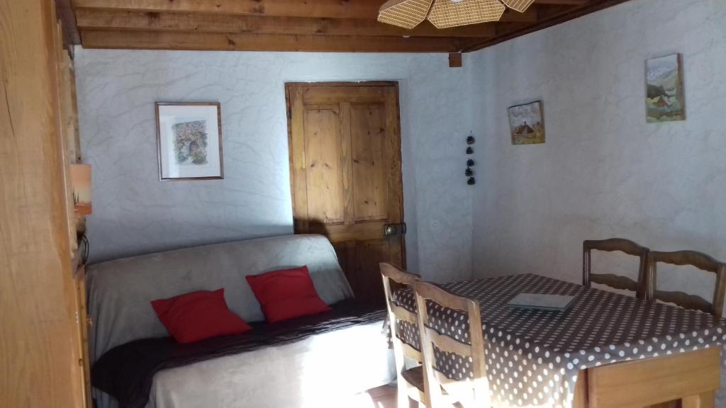 A seating area at Gite Seguret