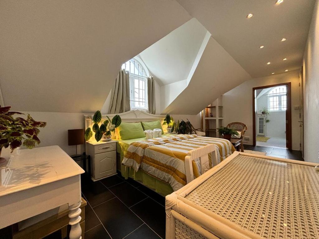 Una cama o camas en una habitación de Chambre d'hôtes St-Exupéry -Adults Only