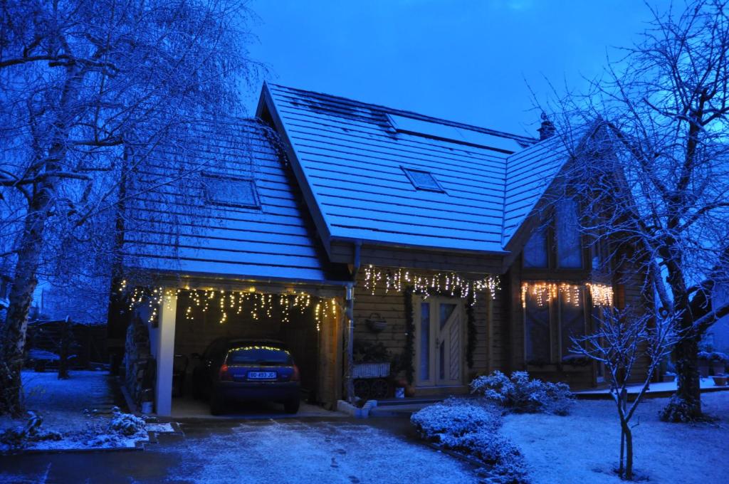 une maison avec des lumières de Noël à l'avant dans l'établissement Les Trois Lanternes, à Turckheim