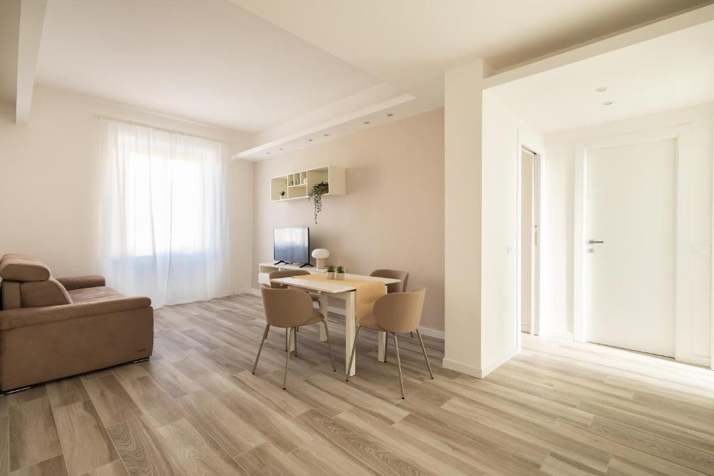 a living room with a table with chairs and a computer at Rhome to Colosseum in Rome