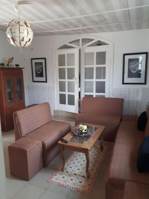 a living room with two chairs and a coffee table at Résidence LIBOUGA - Edéa I in Edéa