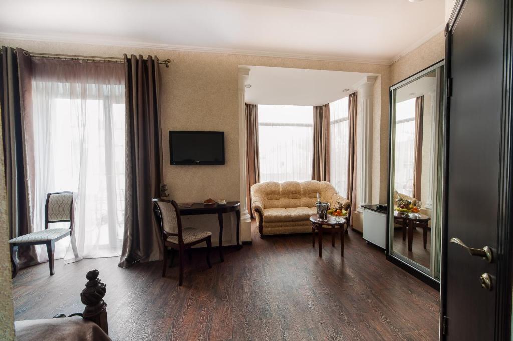 TV a/nebo společenská místnost v ubytování Zenith Hotel