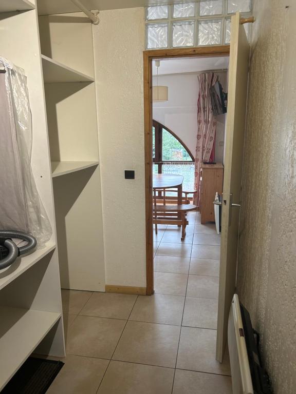 シャモニー・モンブランにあるAppartement centre villeのダイニングルームに面したドア付きのキッチン