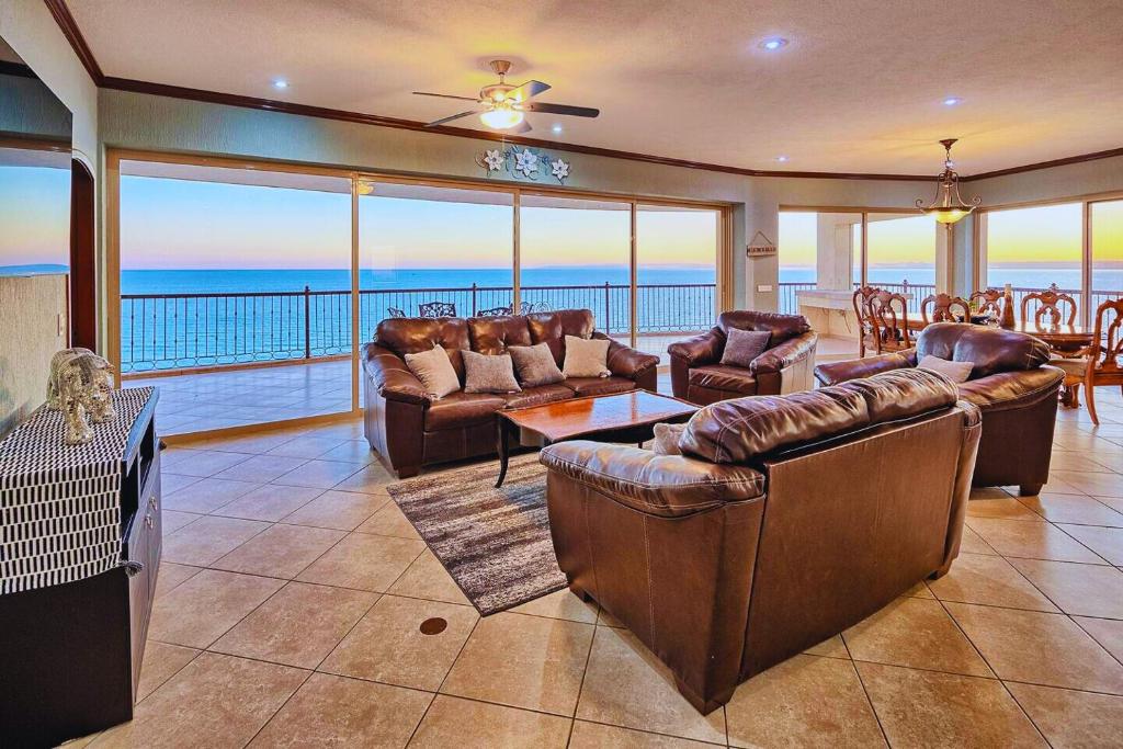 Curated visual reference: Picture Idea: Spacious 4 Bedroom Condo With Expansive Ocean Views And Luxurous