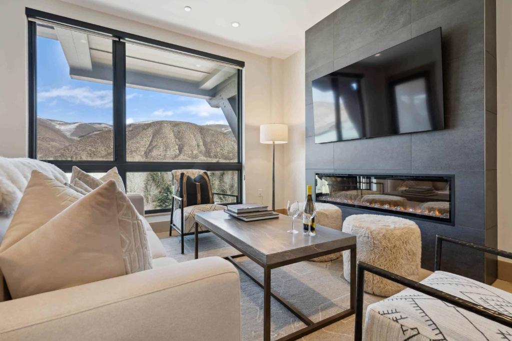 エイボンにあるOne Riverfront Condo 405 by East West Hospitalityのソファと暖炉のあるリビングルーム