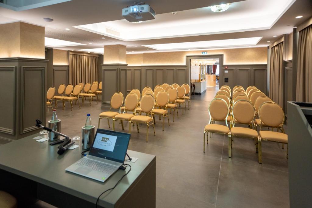 TV a/nebo společenská místnost v ubytování Hotel Palace