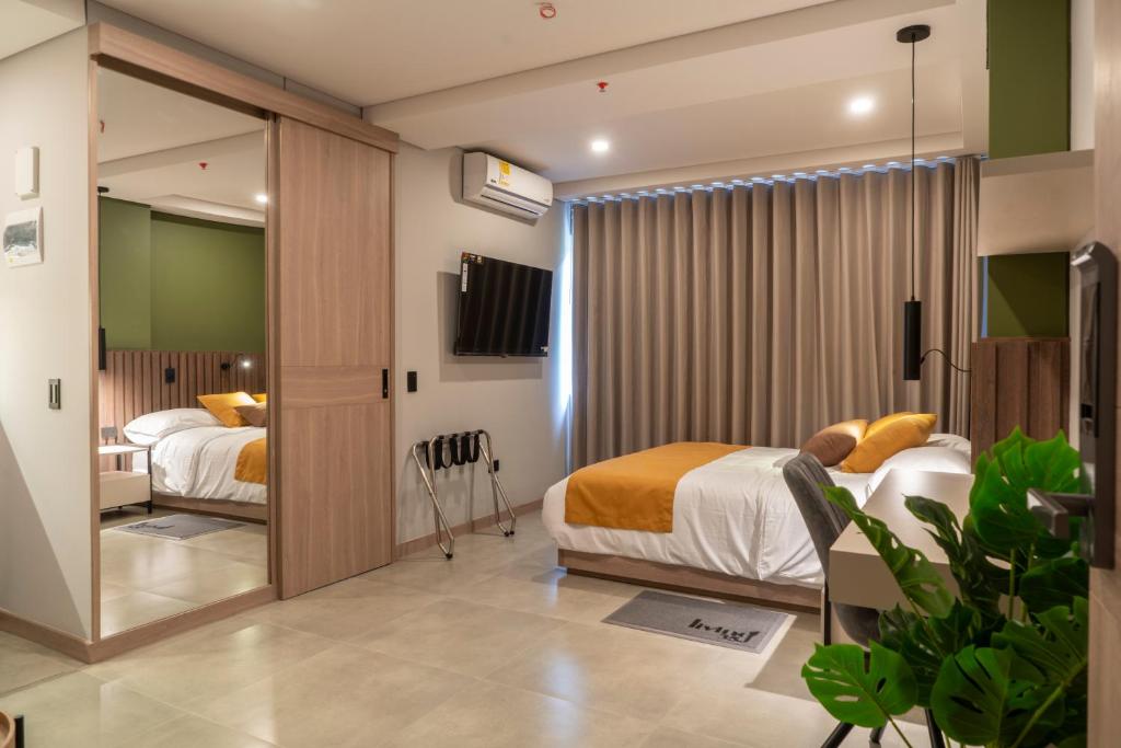 Postel nebo postele na pokoji v ubytování Hotel Living 35 Suites