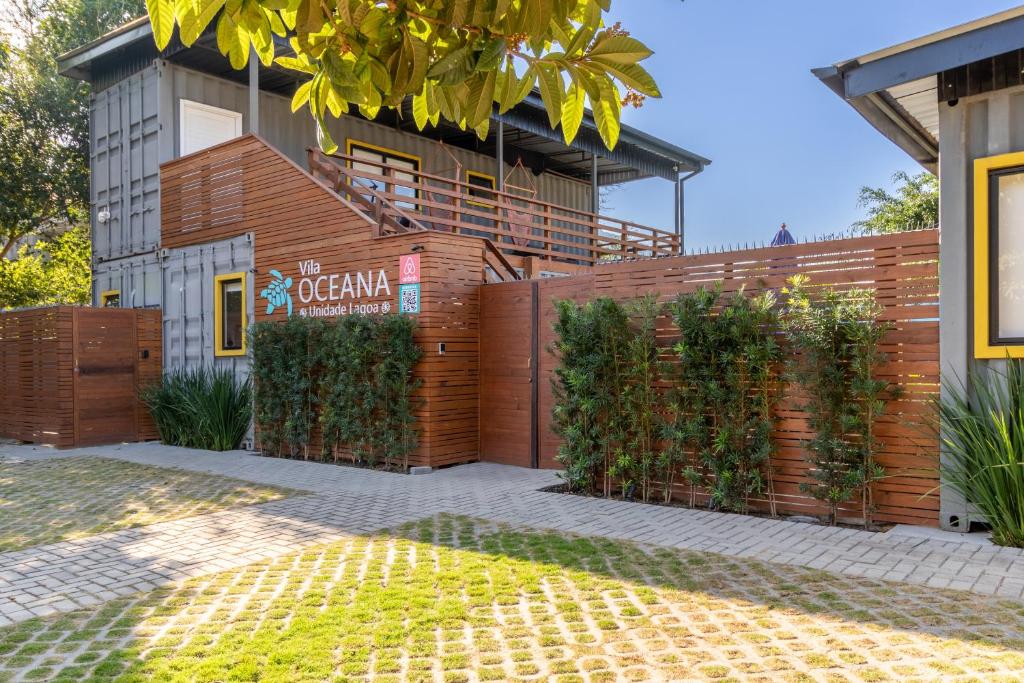 a wooden fence in front of a house at AC-BBQ-1000Mbps-Casa Container-Cozinha Completa in Florianópolis