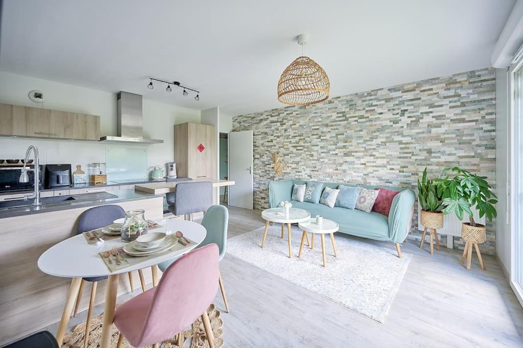 a living room with a couch and a table at Le cocon bohème chic in Sartrouville