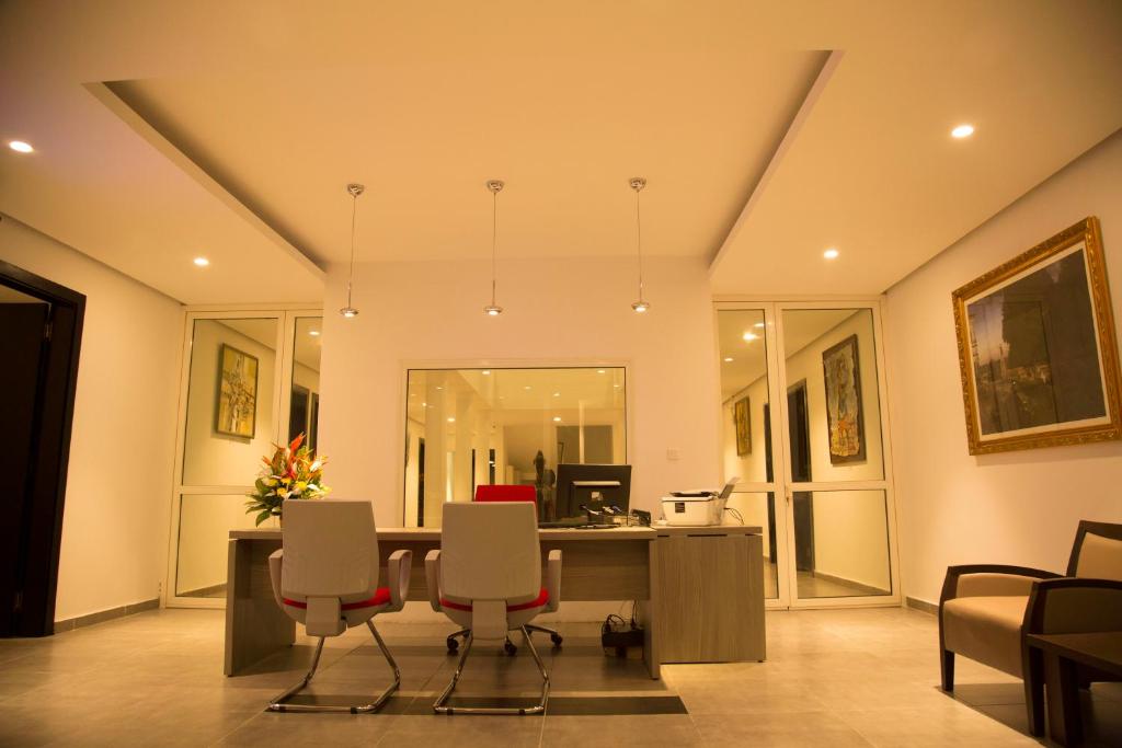 an office with a desk with chairs and a computer at Residence ACHENBACH in Abidjan