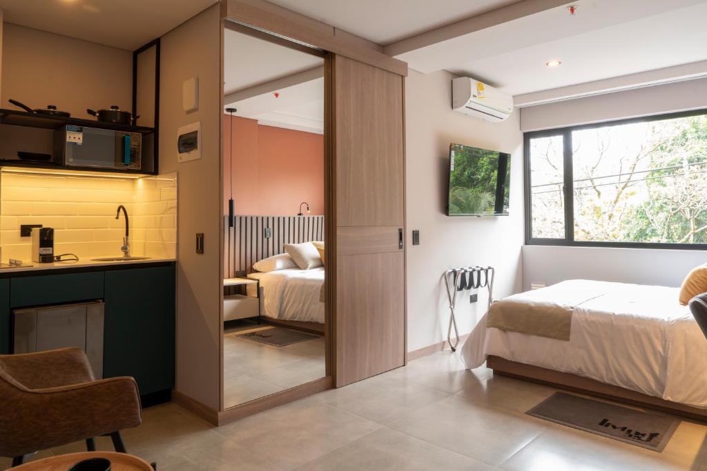 Postel nebo postele na pokoji v ubytování Hotel Living 35 Suites