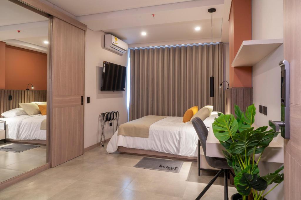 Postel nebo postele na pokoji v ubytování Hotel Living 35 Suites