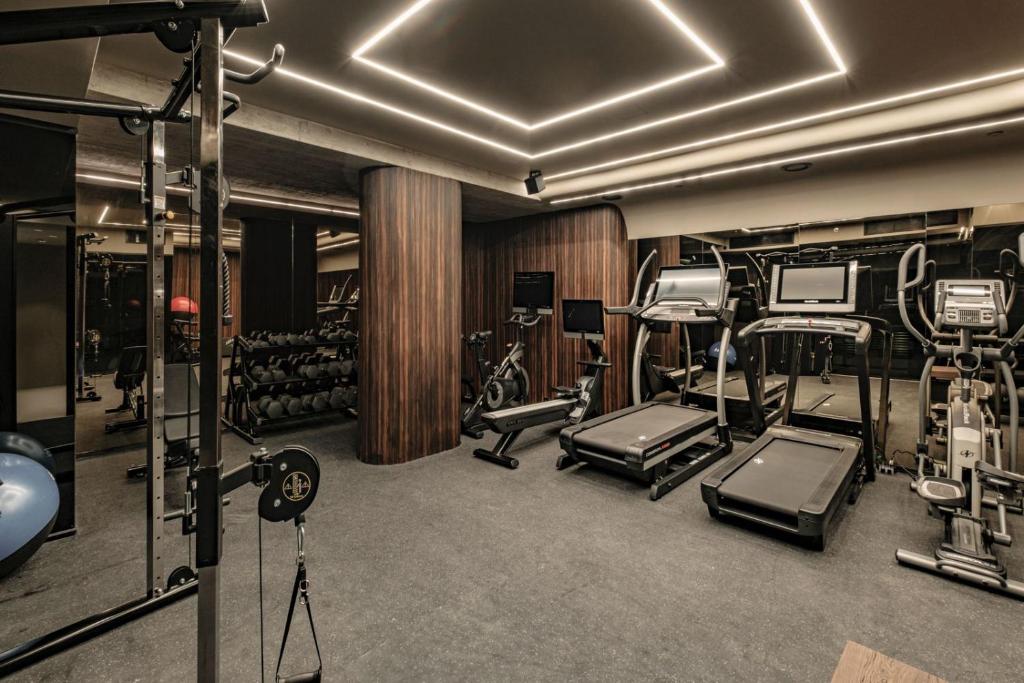 Fitness centrum a/nebo fitness zařízení v ubytování Fitch Hotel