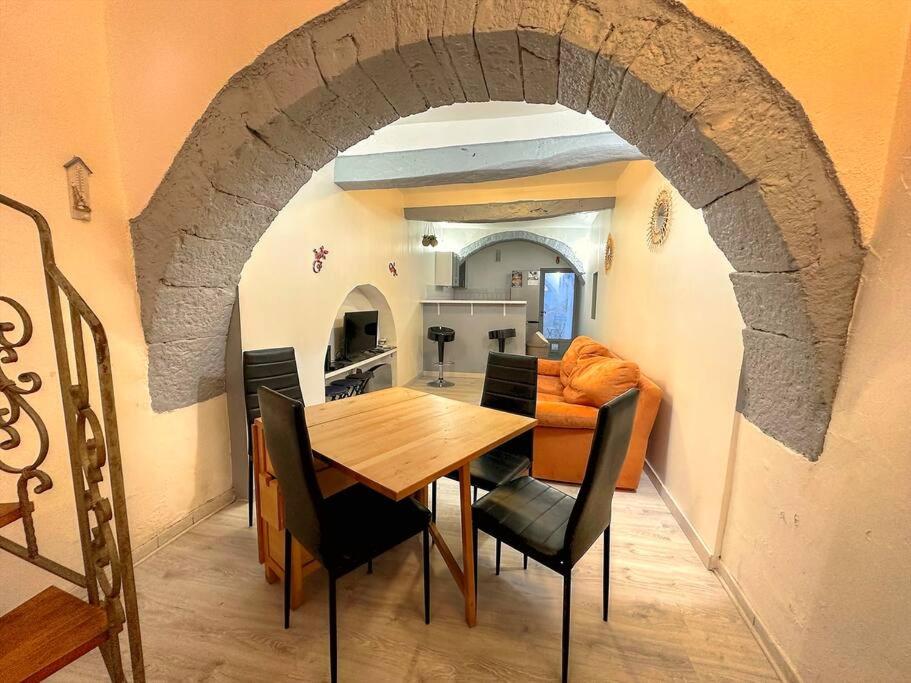 une cuisine et une salle à manger avec une table et des chaises dans l'établissement Maison de village, Aups, Verdon, à Aups