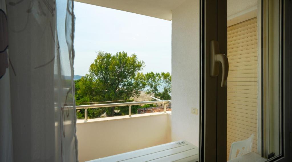 Rõdu või terrass majutusasutuses Albora's Seaside Apartment