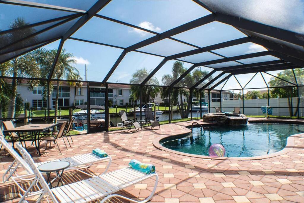 Vacation in comfort pool waterfront boat rental - Villa De Trois Chambres