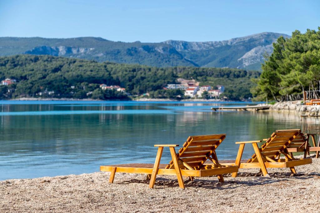 ヴルボスカにあるApartments Peaceの- 海辺のビーチでのラウンジチェア2脚