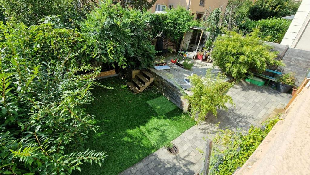 - une vue aérienne sur un jardin avec des arbres et de la pelouse dans l'établissement Logement spacieux Strasbourg proche centre-ville, à Strasbourg