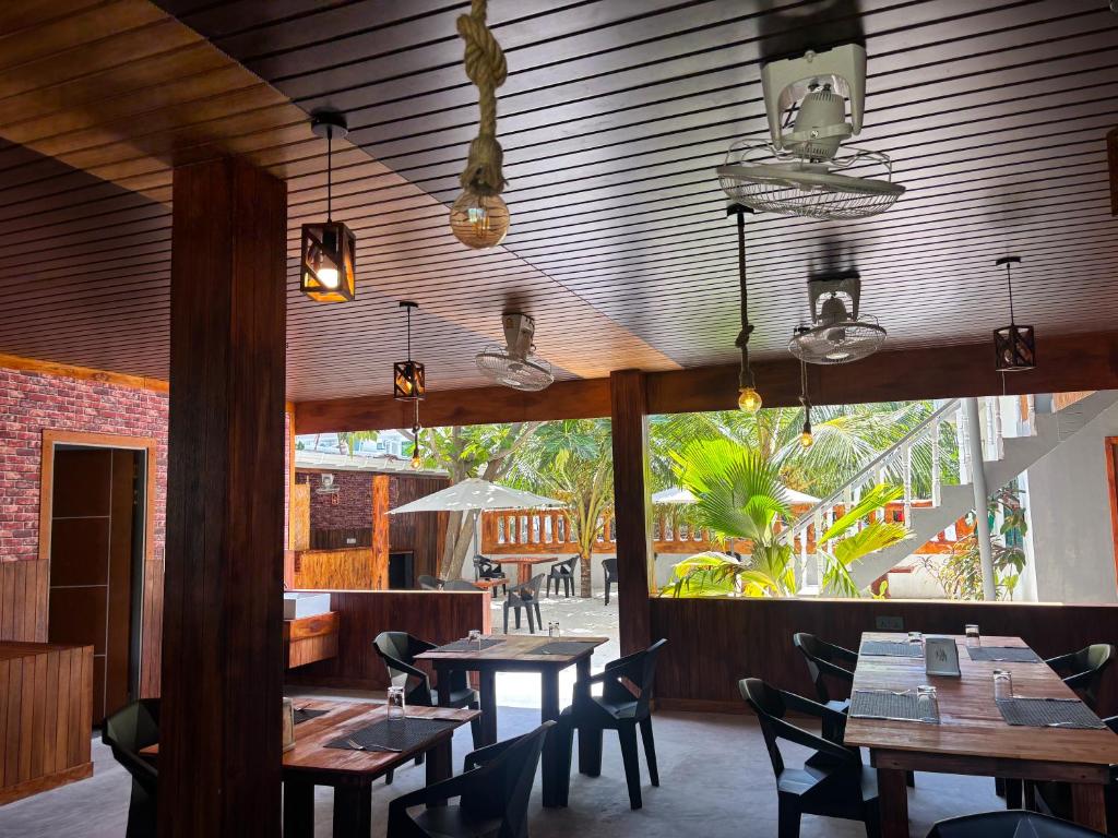 Restaurace v ubytování Mathiveri Thundi Inn