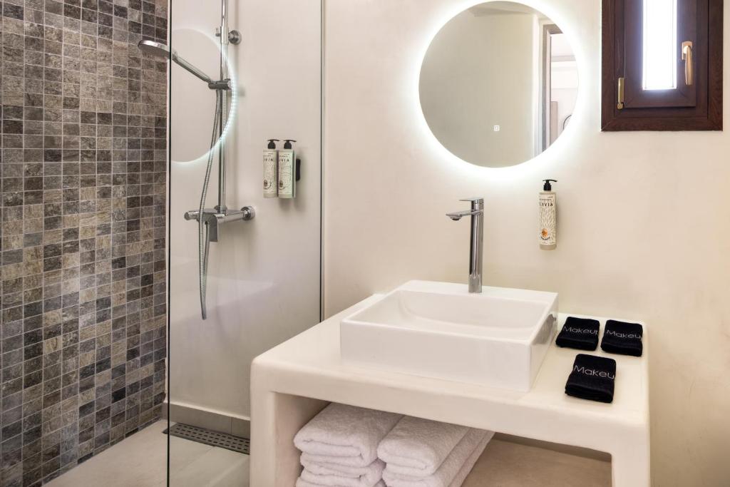 Santorinn Suites Fira - Resim 19