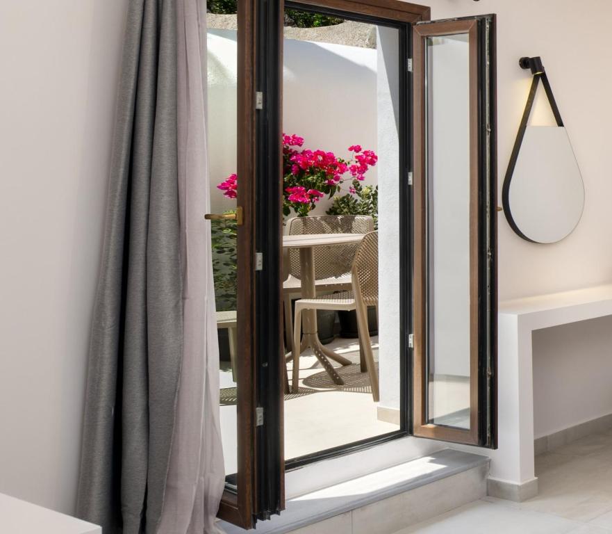 Santorinn Suites Fira - Resim 20