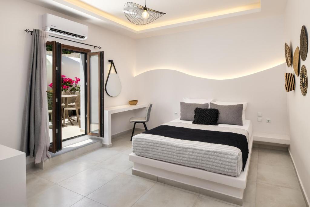 Santorinn Suites Fira - Resim 22