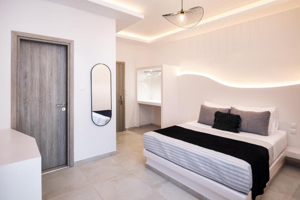 Santorinn Suites Fira - Resim 37