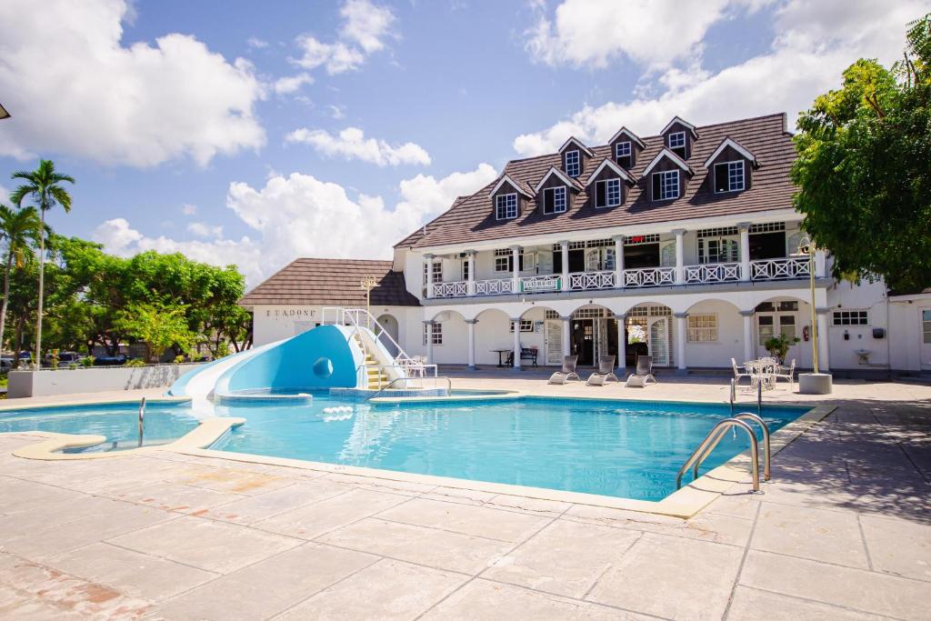 Bazén v ubytování Heart of Ocho Rios-Free Beach Acess-King Bed-Pool-Free Parking-Gated Complex-Free Wifi 100Mbps nebo v jeho okolí