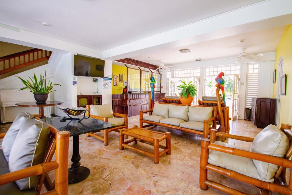 Posezení v ubytování Heart of Ocho Rios-Free Beach Acess-King Bed-Pool-Free Parking-Gated Complex-Free Wifi 100Mbps