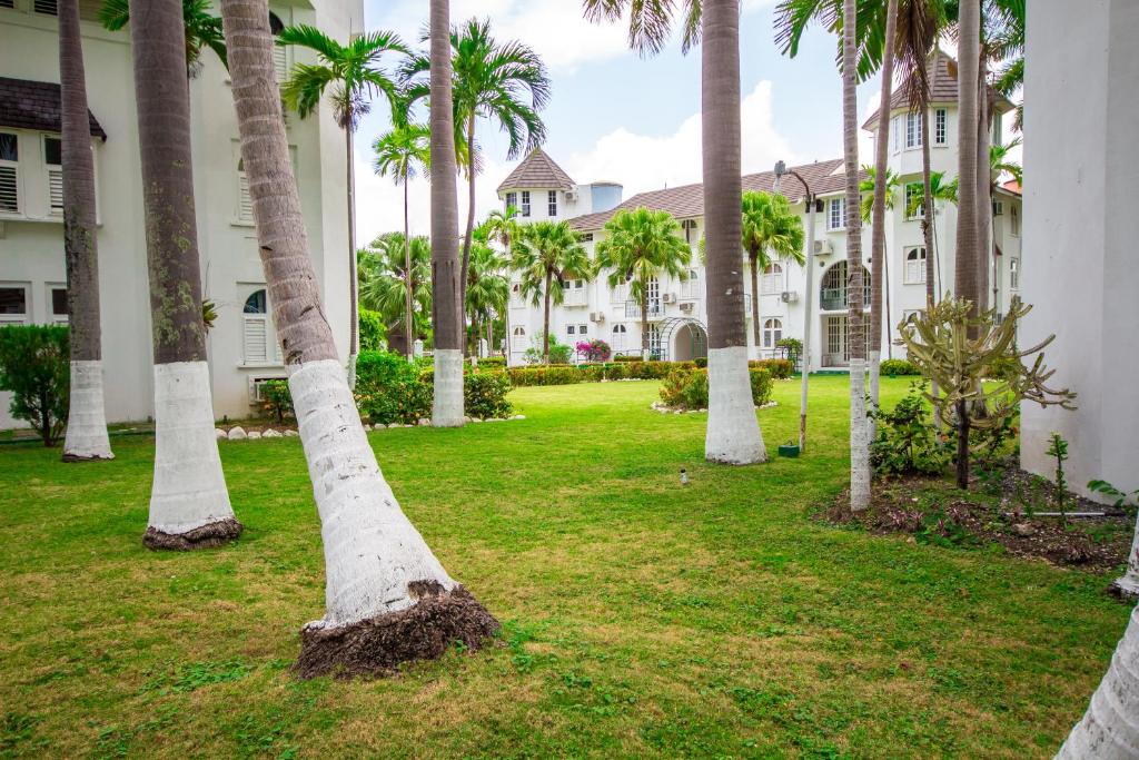 Zahrada ubytování Heart of Ocho Rios-Free Beach Acess-King Bed-Pool-Free Parking-Gated Complex-Free Wifi 100Mbps