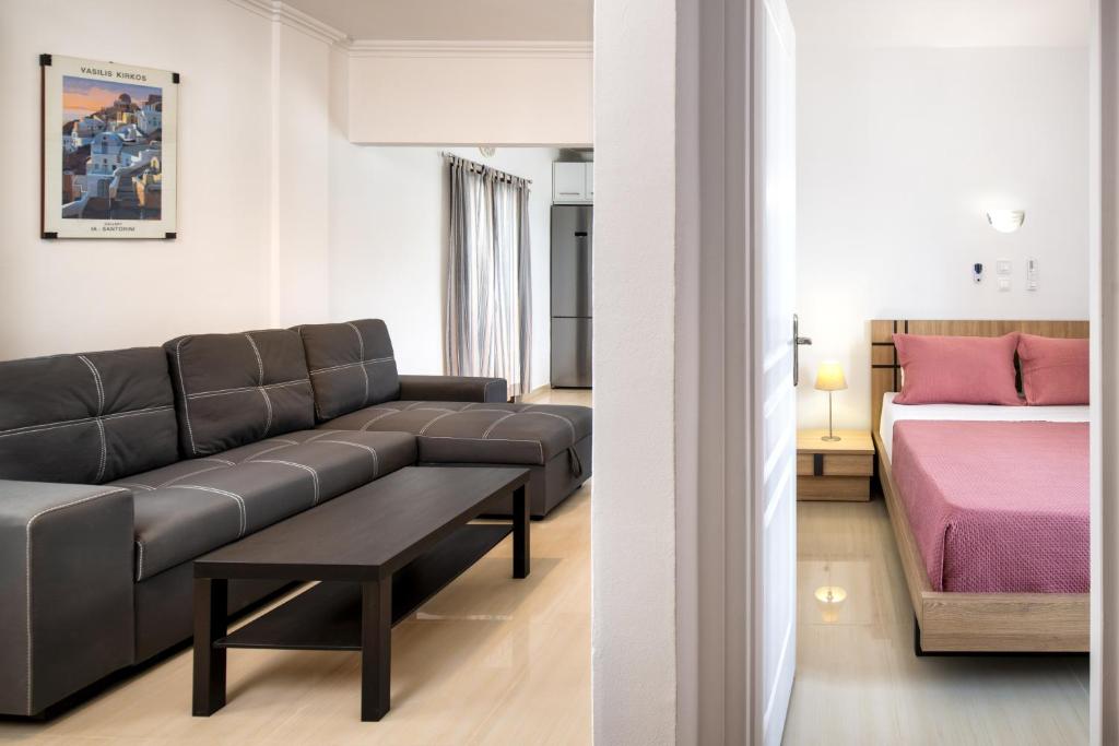 Area soggiorno di Santorinn Suites Fira