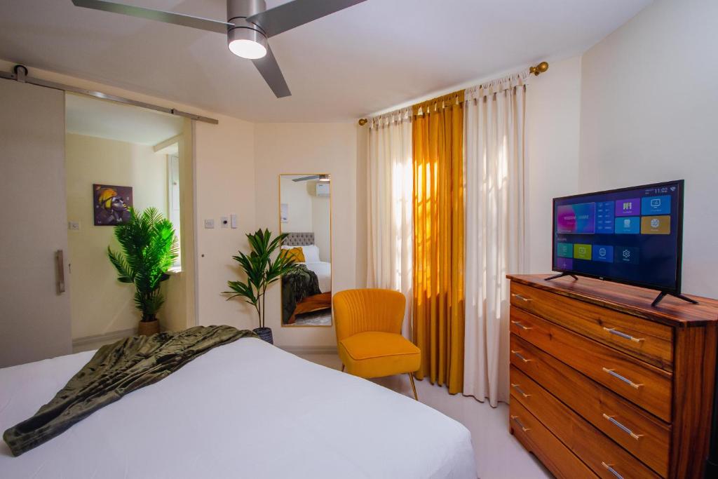TV a/nebo společenská místnost v ubytování Heart of Ocho Rios-Free Beach Acess-King Bed-Pool-Free Parking-Gated Complex-Free Wifi 100Mbps