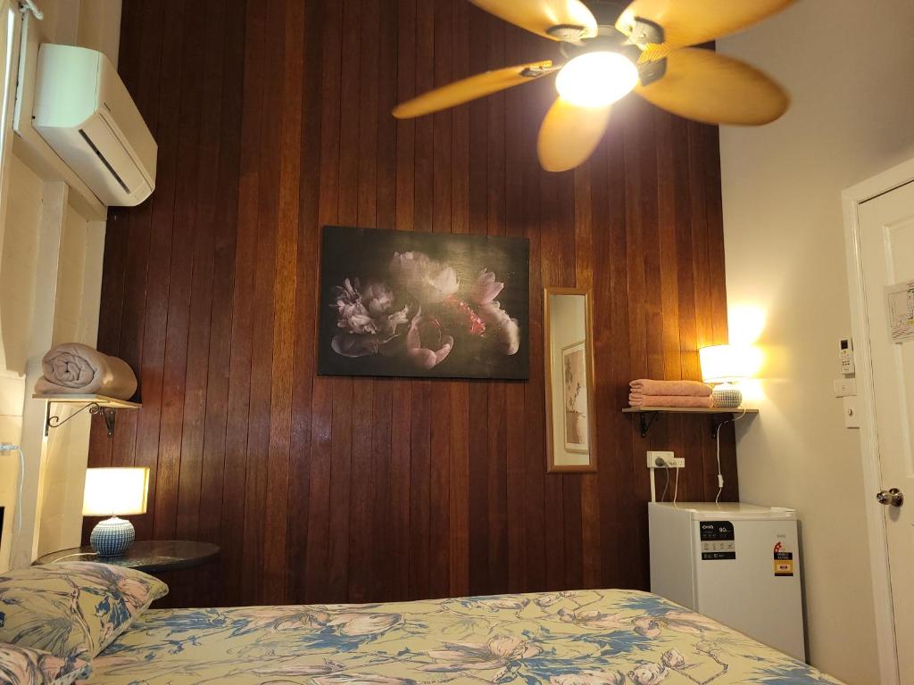 Postel nebo postele na pokoji v ubytování Travellers Paradise