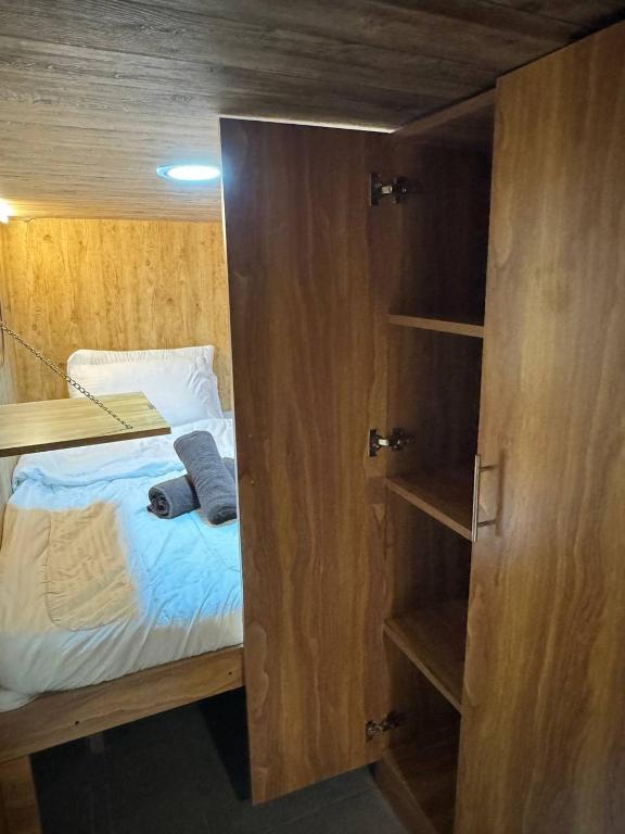 Postel nebo postele na pokoji v ubytování Capsule Room in Business Bay Near Downtown