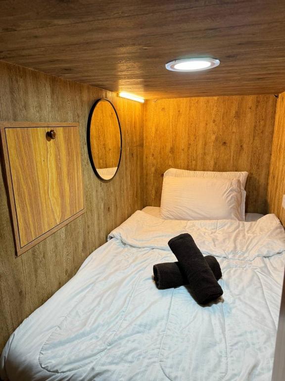 Postel nebo postele na pokoji v ubytování Capsule Room in Business Bay Near Downtown