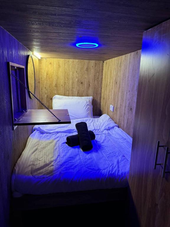 Postel nebo postele na pokoji v ubytování Capsule Room in Business Bay Near Downtown