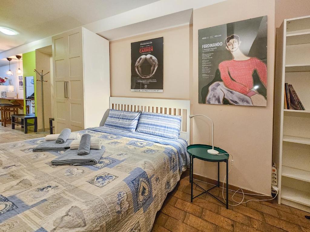 Posteľ alebo postele v izbe v ubytovaní Vado al teatro monolocale in centro per 2