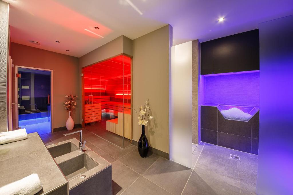 TV a/nebo společenská místnost v ubytování Hotel am Hopfensee