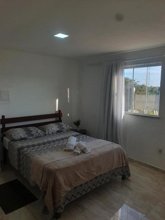 a bedroom with a large bed and a window at Mini Casa Monte Cielo in Miguel Pereira