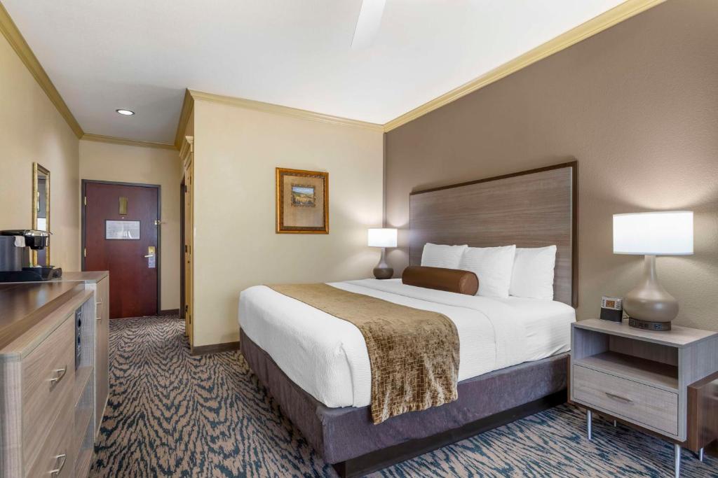 Best Western Plus Crown Colony Inn & Suites - Habitación Con Cama Extragrande - No Fumadores
