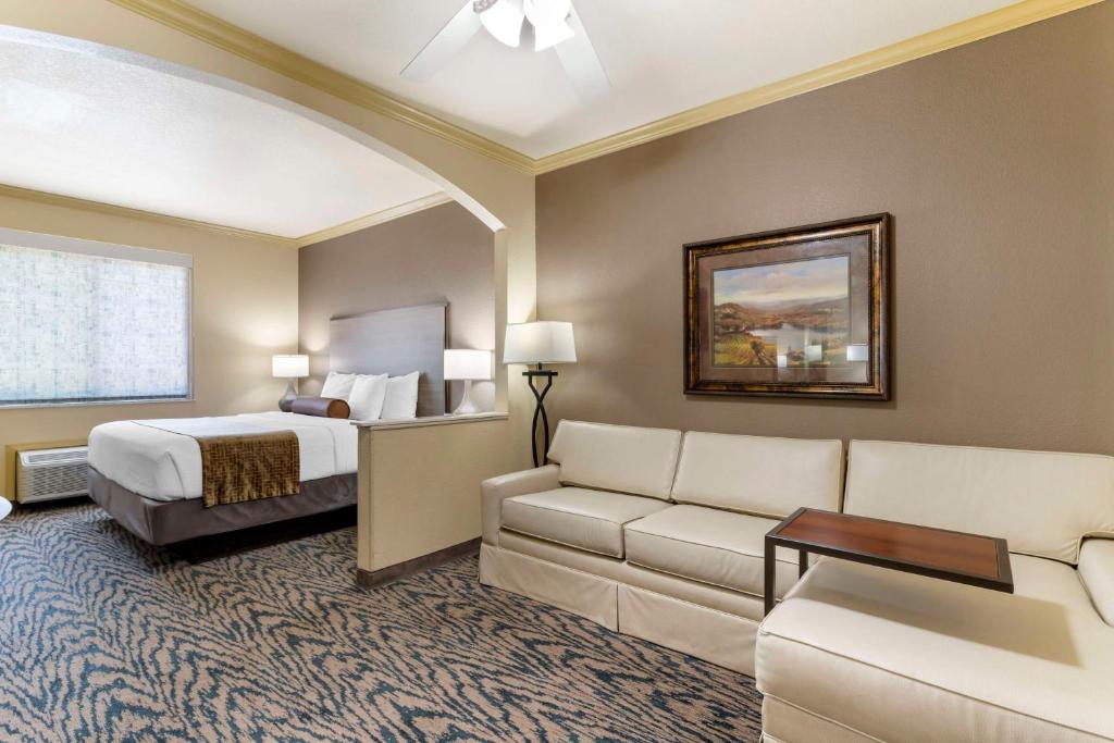 Best Western Plus Crown Colony Inn & Suites - Suite King