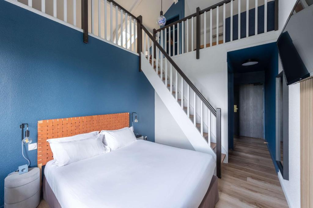 Postel nebo postele na pokoji v ubytování Best Western Bridge Hotel Lyon East