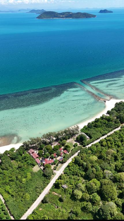 an aerial view of a beach and the ocean at Angthong Beach Resort in Koh Phaluai