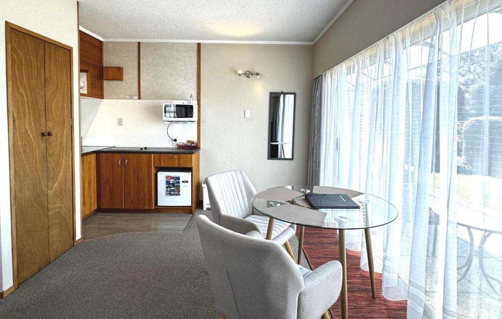 Kuchyň nebo kuchyňský kout v ubytování Ala Moana Motel