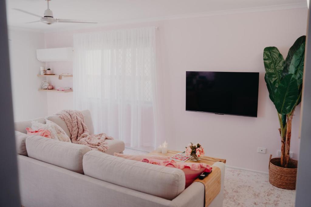 TV a/nebo společenská místnost v ubytování House, Great location, Pet friendly, Close to shops and beach