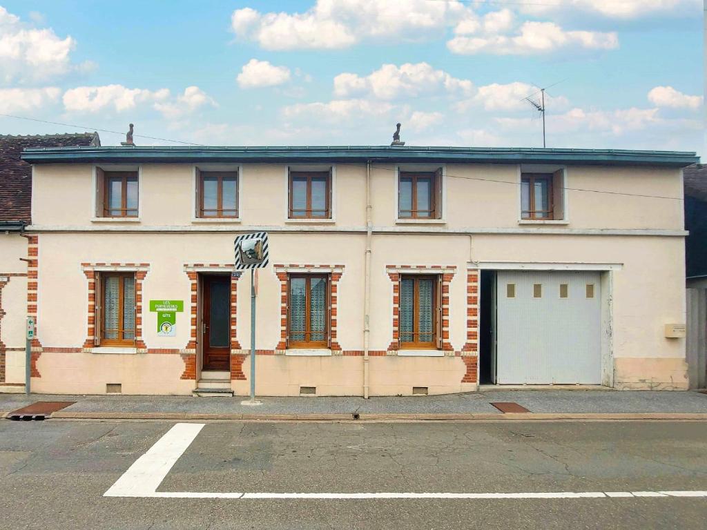 duży biały budynek z mnóstwem okien w obiekcie Maison spacieuse avec jardin, BBQ, table de ping-pong, proche commerces, pour 9 personnes et bébés - FR-1-581-96 w mieście La Bazoche-Gouet