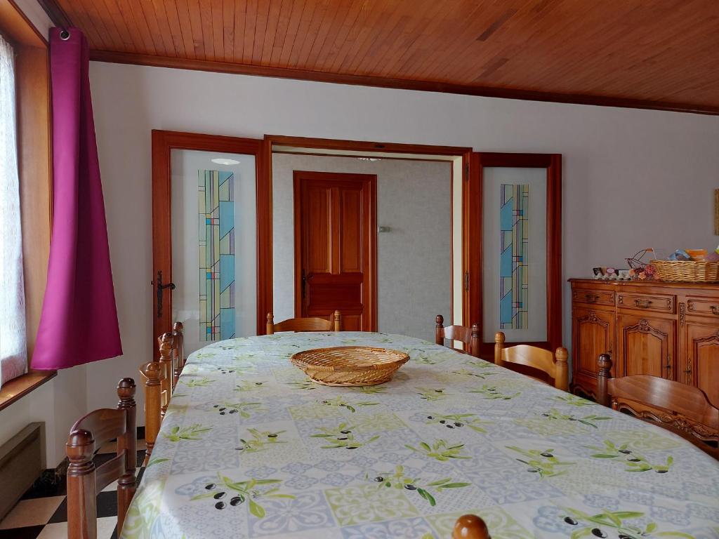 Posteľ alebo postele v izbe v ubytovaní Maison spacieuse avec jardin, BBQ, table de ping-pong, proche commerces, pour 9 personnes et bébés - FR-1-581-96