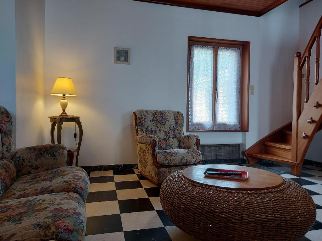 Posedenie v ubytovaní Maison spacieuse avec jardin, BBQ, table de ping-pong, proche commerces, pour 9 personnes et bébés - FR-1-581-96