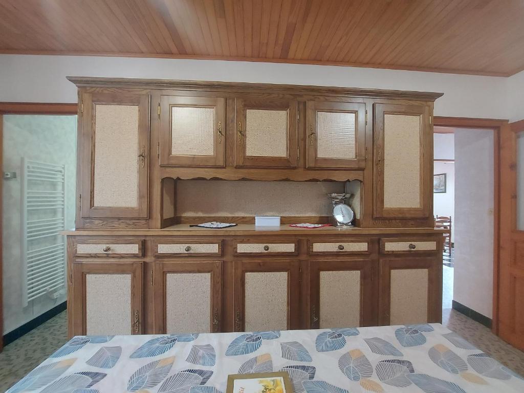 Kuchyňa alebo kuchynka v ubytovaní Maison spacieuse avec jardin, BBQ, table de ping-pong, proche commerces, pour 9 personnes et bébés - FR-1-581-96