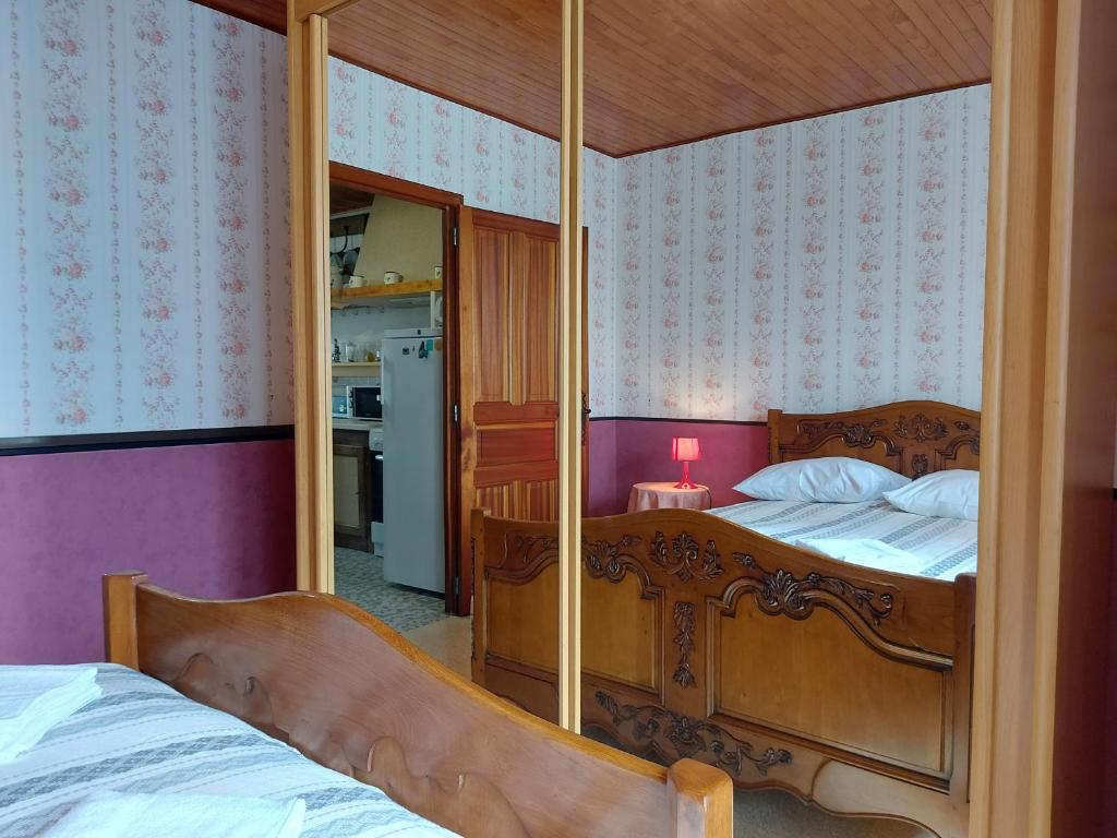 Posteľ alebo postele v izbe v ubytovaní Maison spacieuse avec jardin, BBQ, table de ping-pong, proche commerces, pour 9 personnes et bébés - FR-1-581-96